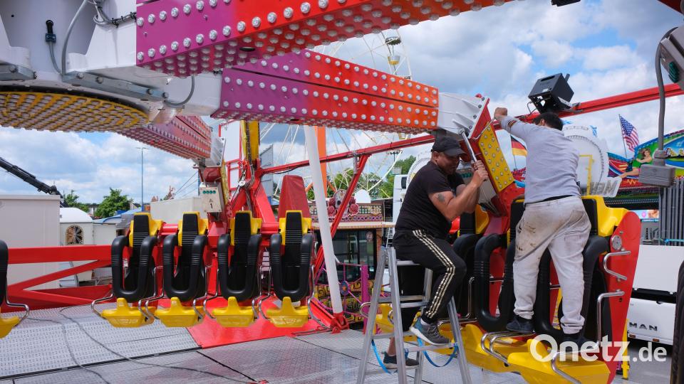Noch fleißig geschraubt, gehämmert und verkabelt wird beim Aufbau der Fahrgeschäfte, wie hier an der Superattraktion der Dult: der Riesenschaukel „Mexican Flight“. Bild: usc