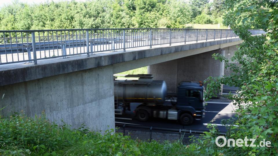 Ab August dürfen zwar die Autos auf der Autobahn durch die Brücke am nordwestlichen Rand von Neustadt hindurch fahren, eine Überquerung wird aber während der Sanierung bis Mitte November nicht möglich sein. Bild: Gabi Schönberger