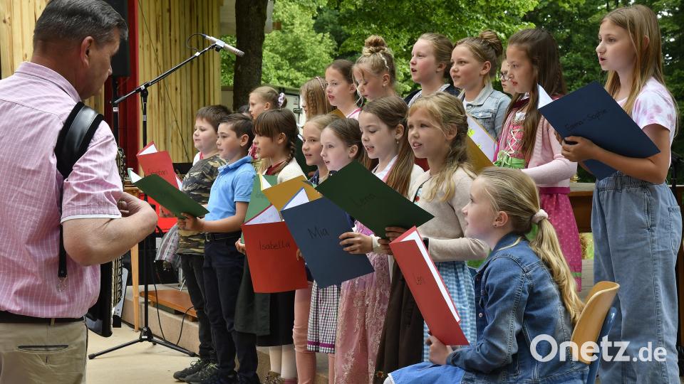„900 samma“ Hahnbach: Der Mundart-Abend auf der Freilichtbühne auf dem Frohnberg war ein Höhepunkt der Feierlichkeiten. Mit dabei Johannes Mühldorfer (Musiklehrer) und Kerstin Arnold mit dem Chor der Klasse 3a. Bild: Petra Hartl