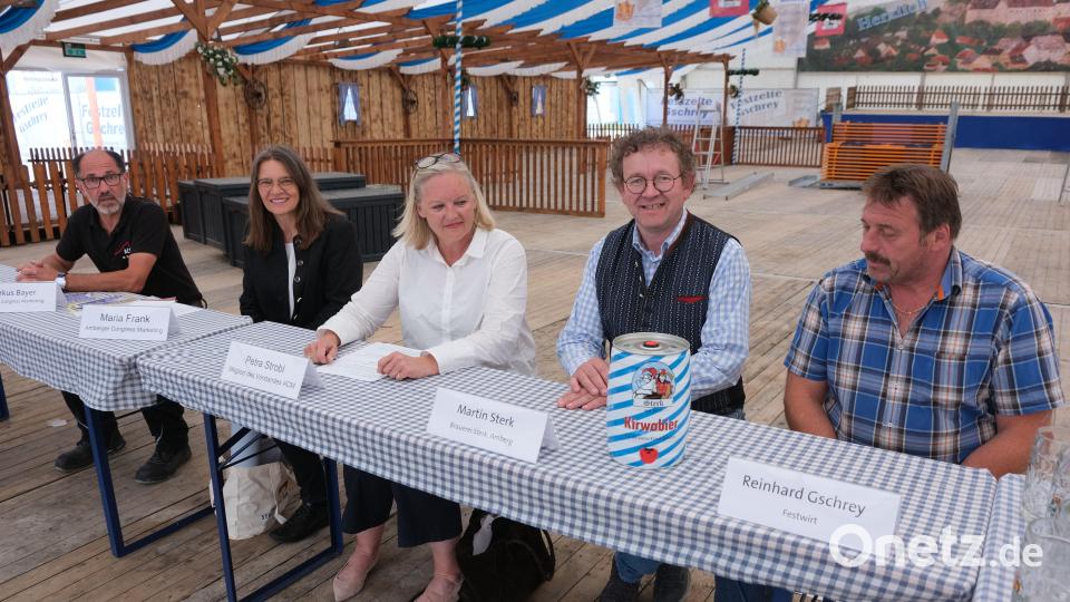 Versprechen nach zweijähriger Corona-Pause wieder eine attraktive Dult (von links): Dult-Platzmeister Markus Bayer, Dult-Koordinatorin Maria Frank, ACM-Vorstandsmitglied Petra Strobl, Braumeister Martin Sterk und Festwirt Reinhard Gschrey. Bild: usc