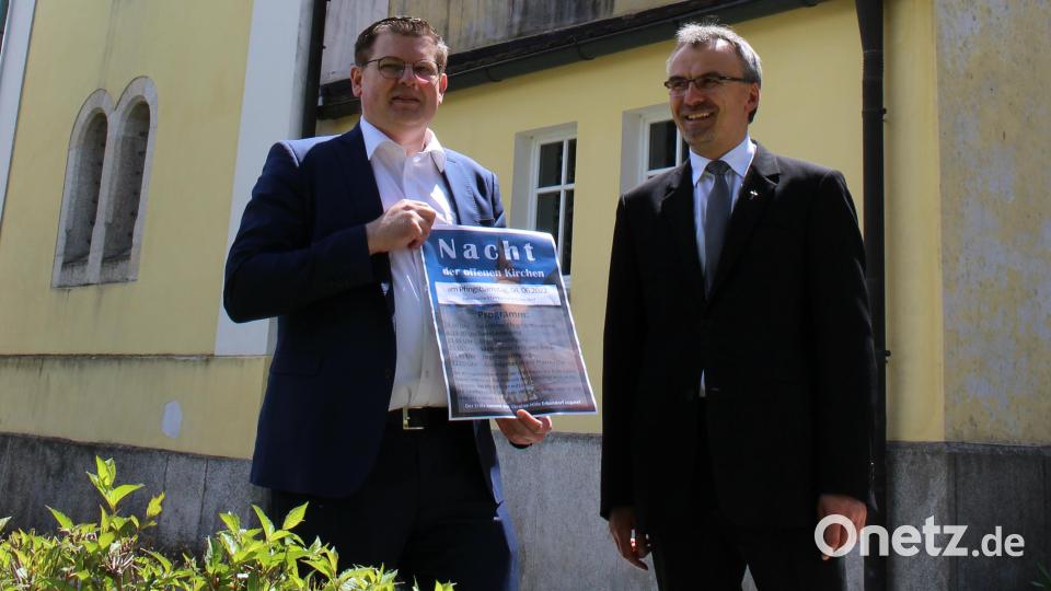 Holger Popp und Pfarrer Martin Besold präsentieren das Plakat für die Nacht der offenen Kirchen. Bild: exb