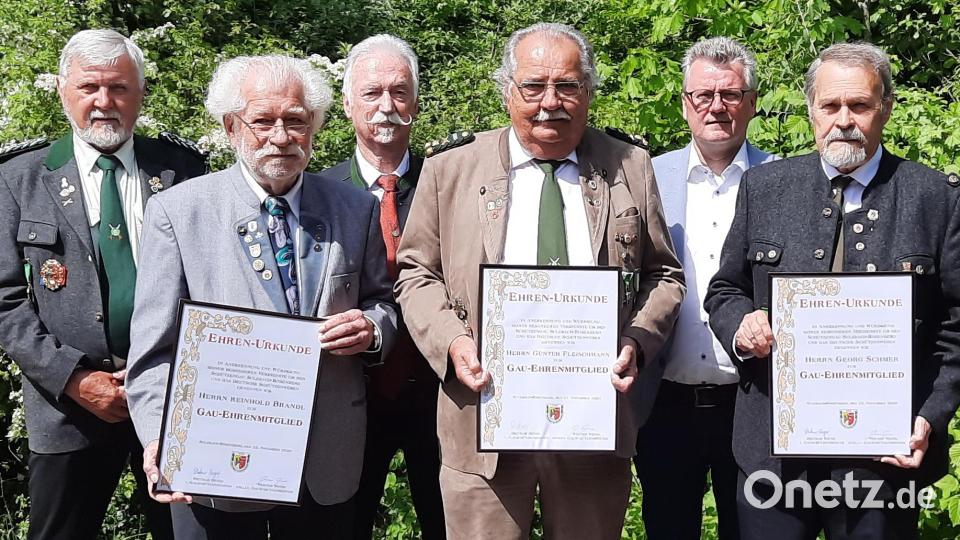 Neue Ehrenmitglieder des Schützengaus Sulzbach-Rosenberg sind (vorne, von links) Reinhold Brandl, Günter Fleischmann und Georg Schmer. Es gratulieren (hinten, von links) der scheidende Gauschützenmeister Dietmar Beyer, OSB-Präsident Franz Brunner und Bürgermeister Michael Göth. Bild: Georg Hausmann/exb
