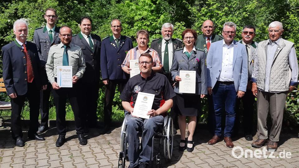 Ehrungen beim Gauschützentag (von links): OSB-Präsident Franz Brunner, Thomas Borek, Markus Nowak, Christian Beyer, Helmut Miek, Alfred Forster, Jürgen Weiß, Dietmar Beyer, Annette Rauscher, Helmut Döbereiner, Bürgermeister Michael Göth, Edwin Horst und Hans Roth. Bild: Georg Hausmann/exb