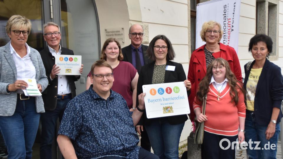 Sabine Guhl (links), Bürgermeister Reinhold Wildenauer und Behindertenbeauftragter Alexander Grundler (von links) mit den Bücherprüfern und Ministerialdirektor Markus Gruber (hinten, Mitte). Bild: hcz