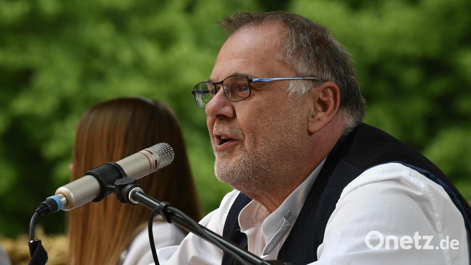 „900 samma“ Hahnbach: Der Mundart-Abend auf der Freilichtbühne auf dem Frohnberg war ein Höhepunkt der Feierlichkeiten. Mit dabei war Thomas Fenk. Bild: Petra Hartl