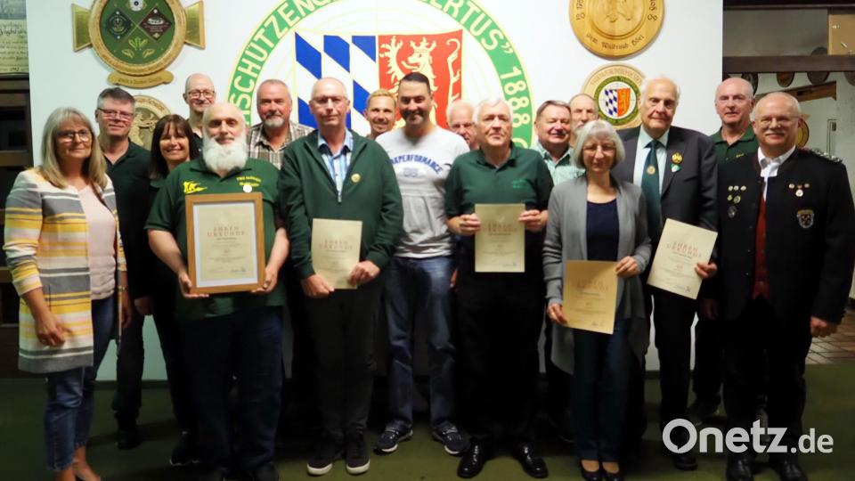 Dritte Bürgermeisterin Anita Heßler (von links) gratuliert den verdienten Hubertusschützen Roland Rupprecht, Andrea Rupprecht, Michael Hiller, Walter Stelzer, Michael Zeitzer, Christian Pöllath, Christian Wenzl, Thomas Ernstberger, Manfred Franzl, Gerhard Pietruska, Rudolf Schneider, Margot Schneider und Giselher Glatz. Bild: mor