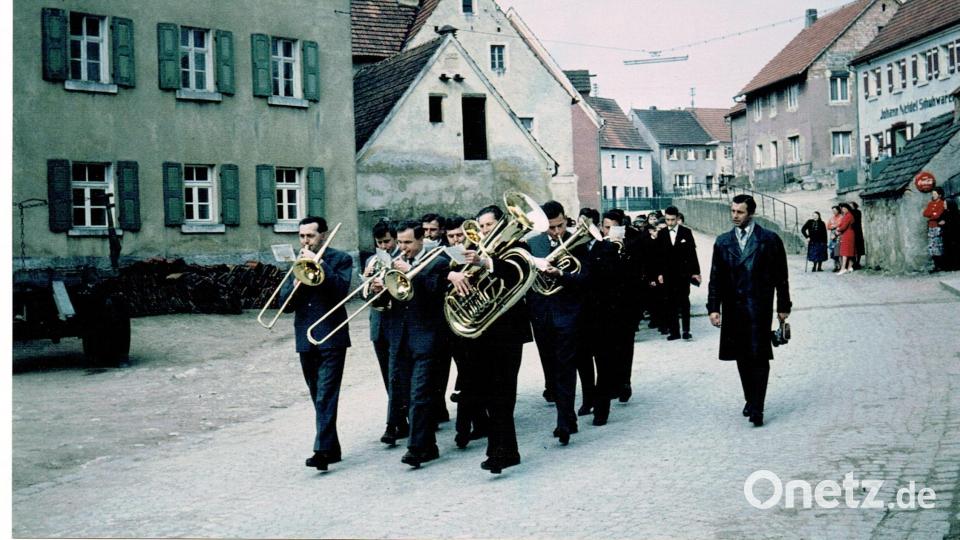 Jahrzehntelang begleiteten die Bläser den Zug der Konfirmanden vom Pfarrhaus bis zur Kirche musikalisch. Auf diesem Bild aus dem Jahr 1963 ist rechts der Chorleiter Heinrich Rosner zu sehen. Archivbild: Posaunenchor Königstein/exb