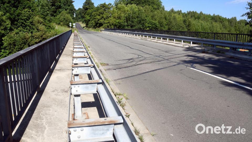 Vom 1. August bis voraussichtlich 11. November wird die Brücke über die A93 Am Breiten Weg in Neustadt gesperrt. Bild: Gabi Schönberger