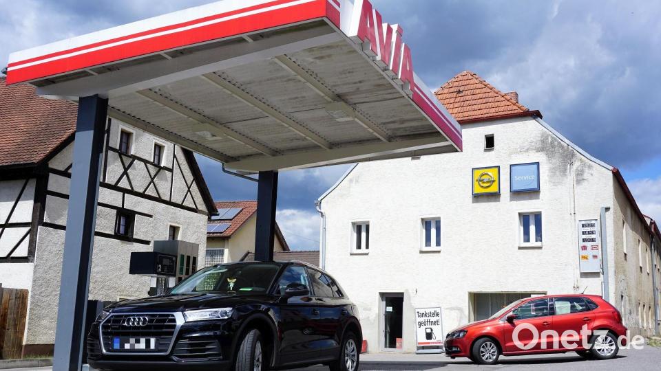Am Mittwochvormittag ist an der Tankstelle in Ensdorf (Landkreis Amberg-Sulzbach) ständig was los. Wegen des Tankrabatts kommen die Leute allerdings nicht extra. "Ich tanke, weil der Tank leer ist", sagen sie alle. Bild: jut