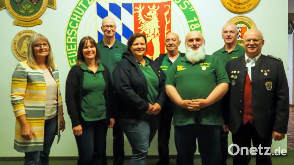 Bei den Hubertusschützen wurde neu gewählt. Dritte Bürgermeisterin Anita Heßler (von links) gratuliert Andrea Rupprecht, Michael Hiller, Martina Schönmann, Willi Klug, Walter Stelzer und Bernhard Ott. Mit im Bild: Stellvertretender Gauschützenmeister Karl Tusch. Bild: mor