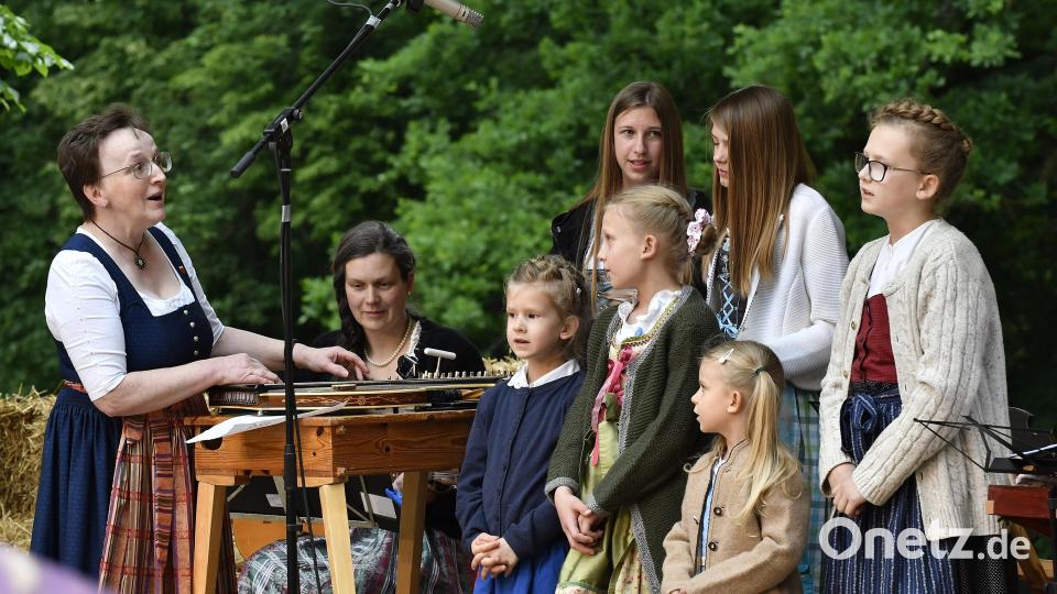 „900 samma“ Hahnbach: Der Mundart-Abend auf der Freilichtbühne auf dem Frohnberg war ein Höhepunkt der Feierlichkeiten. Mit dabei waren Rita Butz mit Sängerinnen. Bild: Petra Hartl