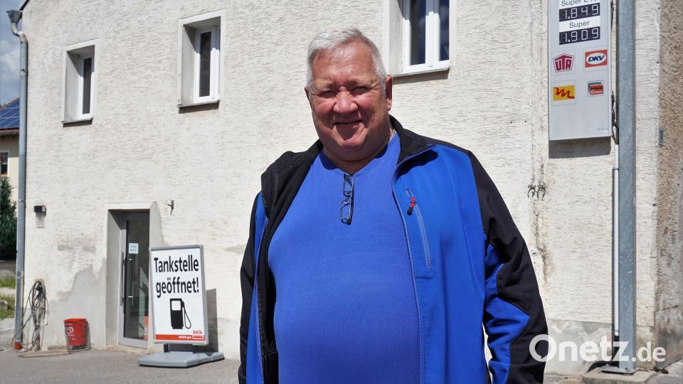 Michael Dollacker ist der Chef der Tankstelle. "Heute sind schon mehr gekommen als sonst", sagt er über den Mittwochvormittag. Bild: jut