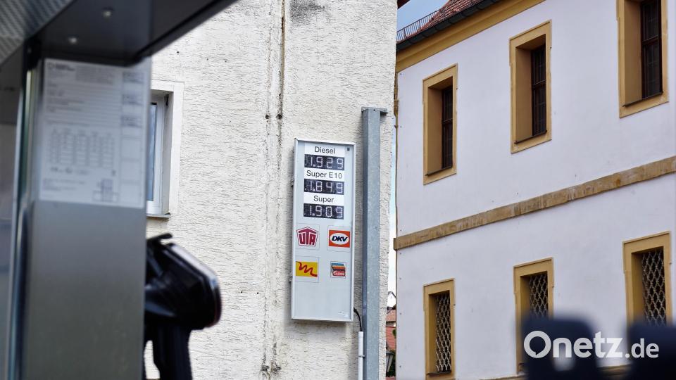 Etwa 18 Cent weniger kostet der Benzin am Mittwochvormittag an der Ensdorfer Tankstelle im Vergleich zum Vortag. Bild: jut