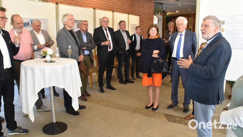 Karl-Dieter Bodack (rechts) erklärt die von ihm konzipierte Ausstellung. Auch Reiner M. Gohlke (Zweiter von rechts) hört aufmerksam zu. Bild: hcz