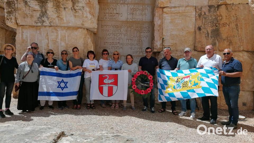 In der Holocaust-Gedenkstätte Jad Vashem in Jerusalem legte die Delegation mit 2. Bürgermeister Georg Paulus (Vierter von rechts) und Gemeinderat Stefan Badura (Fünfter von rechts) einen Kranz nieder und gedachte der ermordeten Juden. Bild: oe