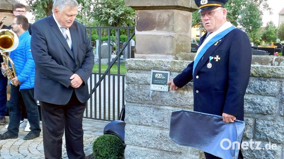 „100 Jahre - Vergesst die Toten nicht, und auch ihre Namen“: Zur Erinnerung enthüllten Vorsitzender Edmund Bruckner (rechts) und Altbürgermeister und Schirmherr Manfred Porsch eine Tafel. Bild: hai