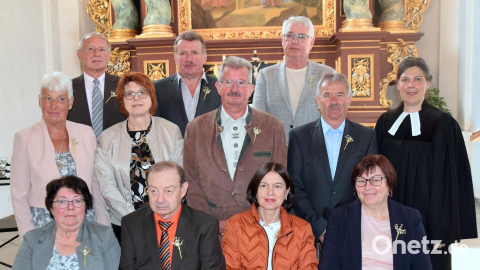 Ihre goldene Konfirmanden begingen (sitzend, von links) Elisabeth Nübler, Ernst Ziegler, Monika Kraus, Anneliese Hirschmann, (stehend, von links) Helga Ziegler, Jürgen Seidel, Pauline Regler, Robert Duschner, Helmut Knahn, Hans Brunner und Horst Pirner mit Pfarrerin Anja Matthalm. Bild: wku