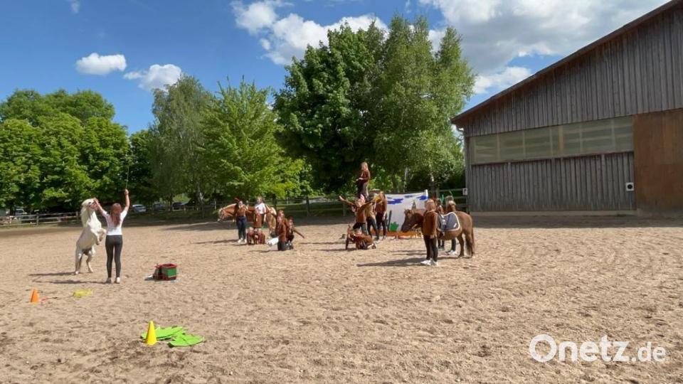 Auch die Jugend des Vereins zeigte ihr Können in der Aufführung „Schuh des Manitu“. Pferde, Tanz und Schauspiel wurden dabei zur Geltung gebracht. Bild: Sandra Dietl/exb