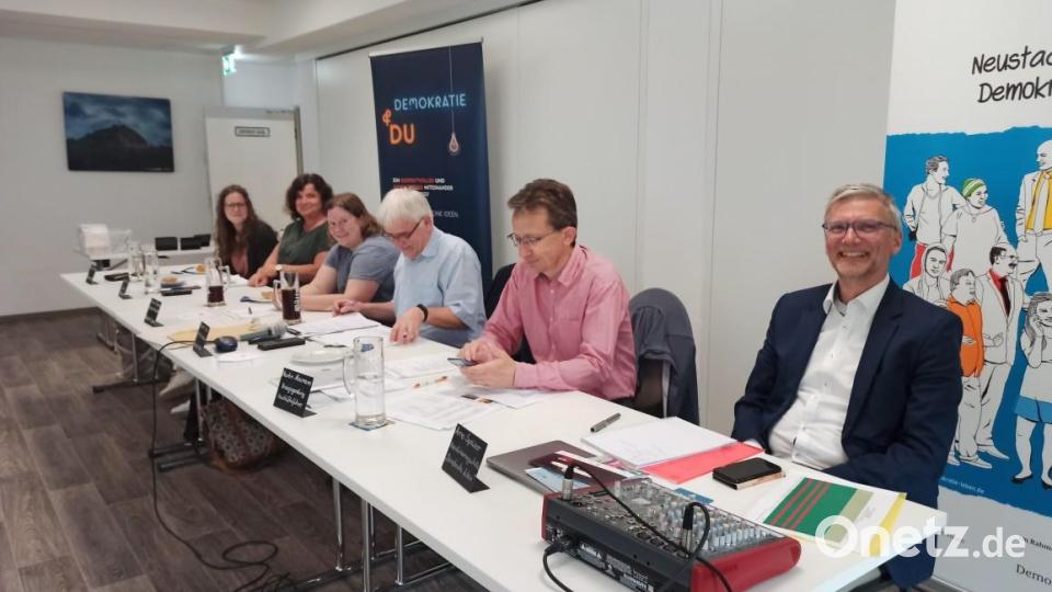 Von links Stefanie Mittelmeier (Jugendpflegerin), Andrea Höning (Leiterin Jugendamt), Christina Ponader, Ruppert Seitz, Martin Neumann, Arno Speiser (Koordinierungs- und Fachstelle Neustadt lebt Demokratie). Bild: Belinda Schöner/exb