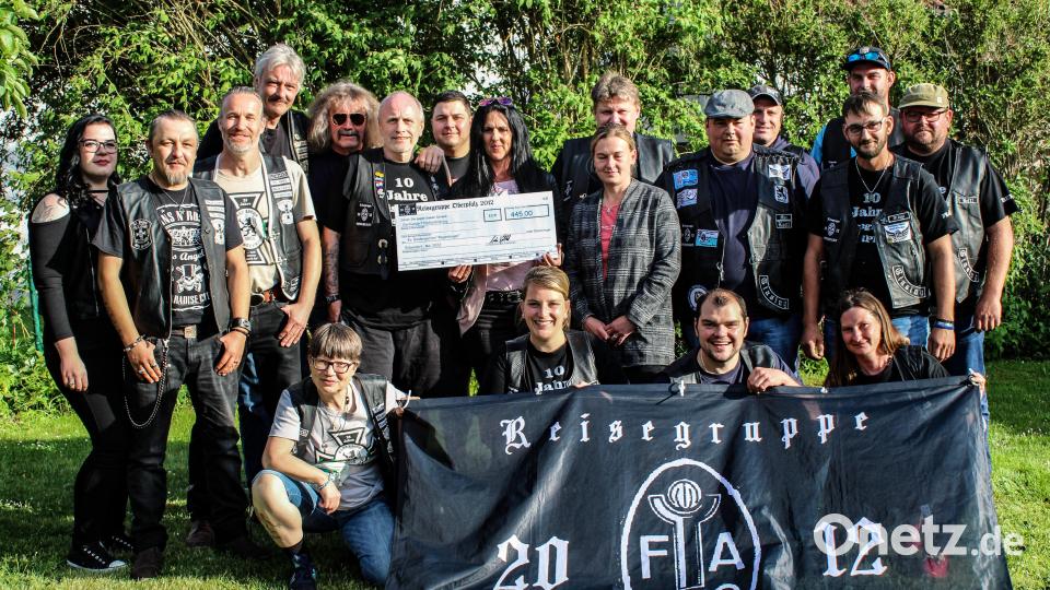Zum zehnten Jubiläum der &quot;Reisegruppe Oberpfalz&quot; dachten die Löwenfans auch an die Kinder des Kindergartens Regenbogen in Erbendorf. Tanja Heider (hinten, Mitte) konnte einen Spendenscheck in Höhe von 445 Euro entgegennehmen. Bild: Udo Völkl/exb
