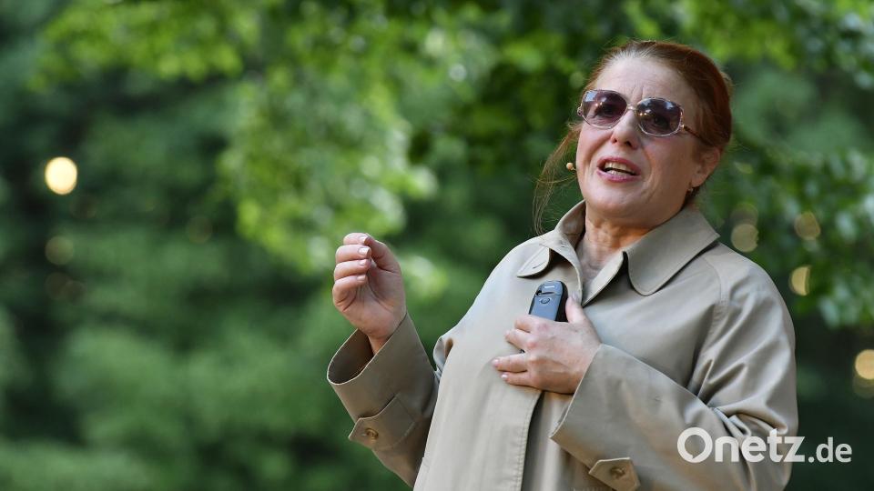 Luise Kinseher schlüpfte auf der Freilichtbühne auf dem Frohnberg in etliche Rollen und die Kabarettistin zeigte sich in jeder davon in Bestform. Bild: Petra Hartl