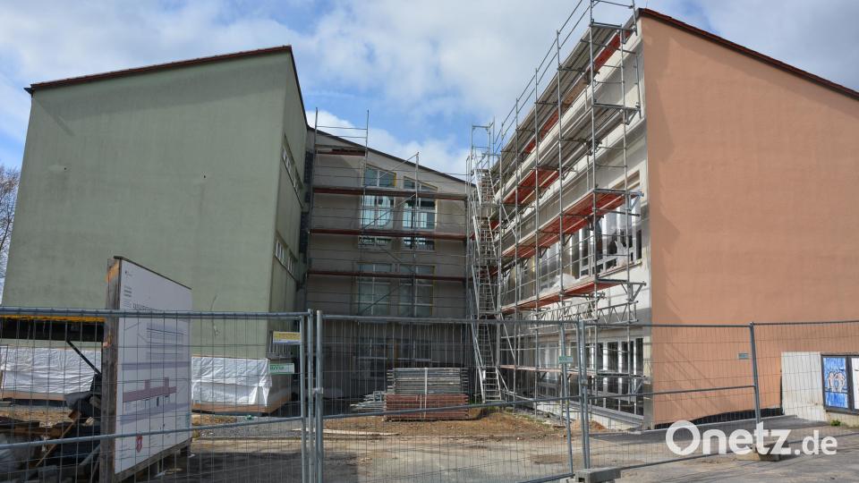 Viel positive Punkte nannte Bürgermeister Klaus Meyer bei der Bürgerversammlung in Bad Neualbenreuth. Nach wie vor ein Sorgenkind sei hingegen die Grundschule, wo bei der Fassadensanierung viel schief gegangen sei. Bild: jr