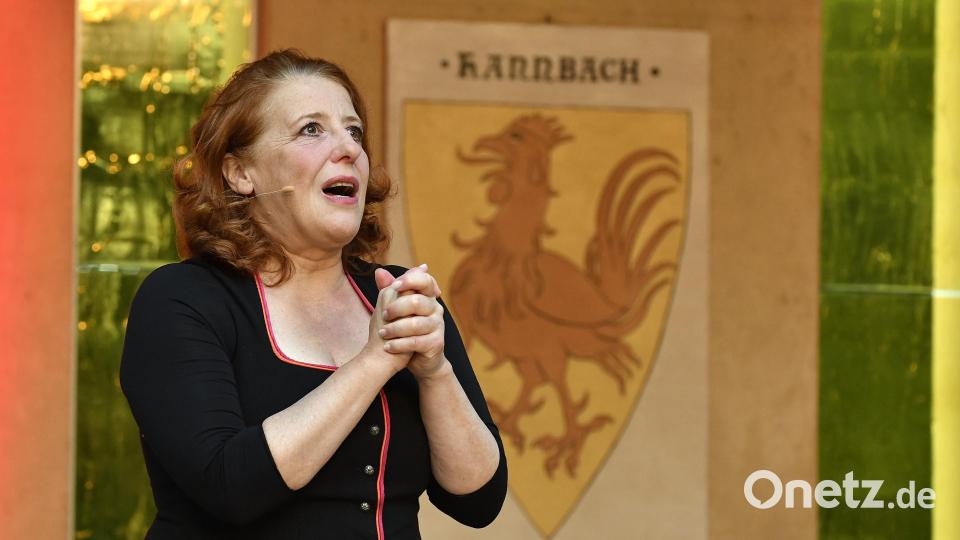 Luise Kinseher schlüpfte auf der Freilichtbühne auf dem Frohnberg in etliche Rollen und die Kabarettistin zeigte sich in jeder davon in Bestform. Bild: Petra Hartl