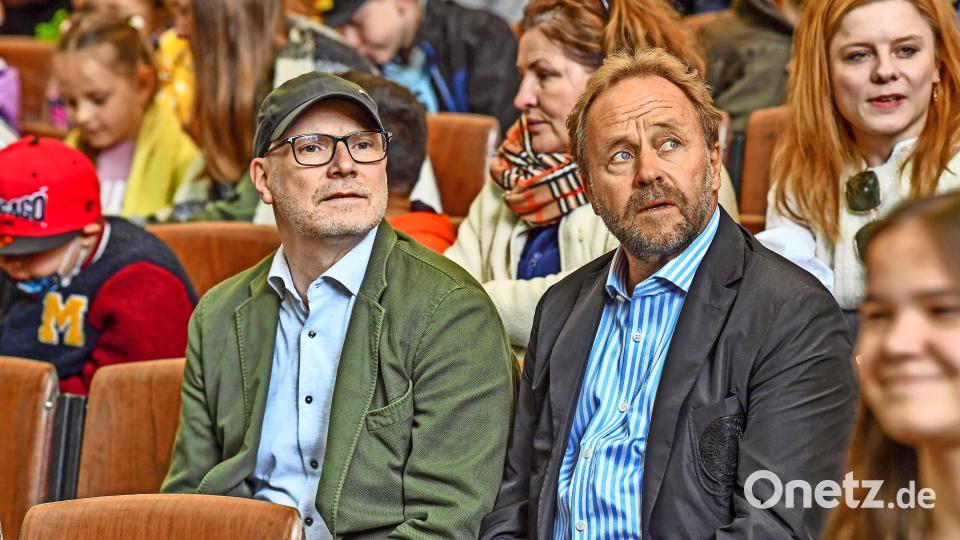 Der Komponist Gisle Kverndokk (links) und der Autor Øystein Wiik verfolgen gespannt die Uraufführung ihres Stückes. Bild: Florian Miedl