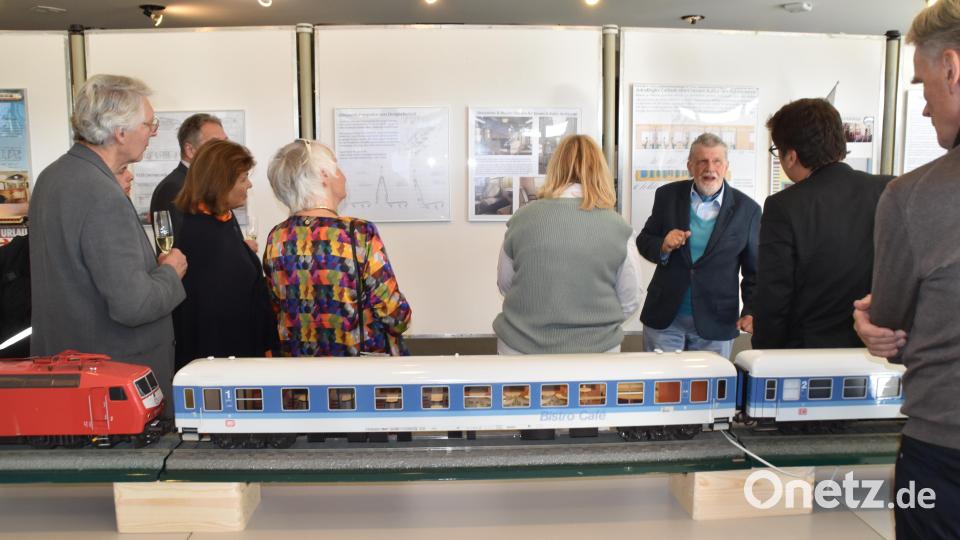 Karl- Dieter Bodack führt die Gäste durch die Ausstellung. Bild: hcz