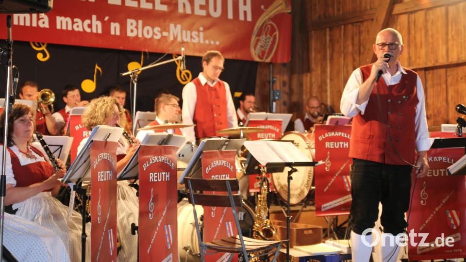 Musikkapellen aus der Region, wie die Blaskapelle Reuth, sind seit Jahren fester Bestandteil des Fischerfestes. Bild: fks