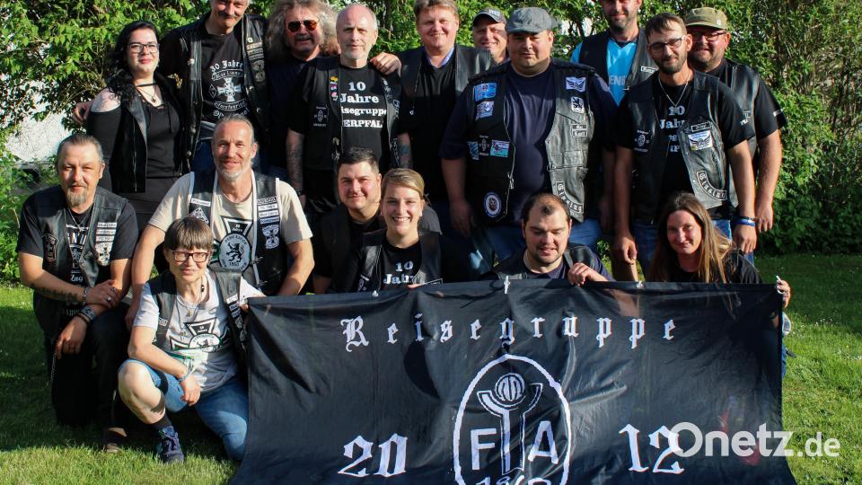 Eine Abordnung der Blue Lions Forstenried aus München besuchten mit ihrem Präsidenten Oliver Christian (vorne, Dritter von links) die Oberpfälzer Löwenfans. Bild: (exb) Udo Völkl
