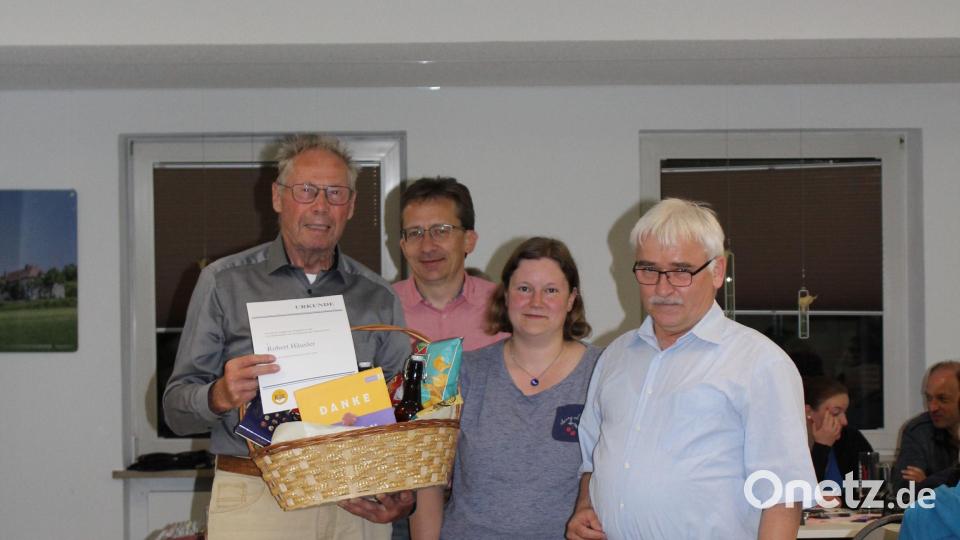 Robert Häusler (Kaltenbrunn) wid nach 34 Jahren engagierter Mitarbeit im Vorstand des KJR Neustadt verabschiedet. Von links: Häusler, Geschäftsführer Martin Neumann, Zweiter Vorsitzende Christina Ponader, Vorsitzender Ruppert Seitz Bild: Belinda Schöner/exb