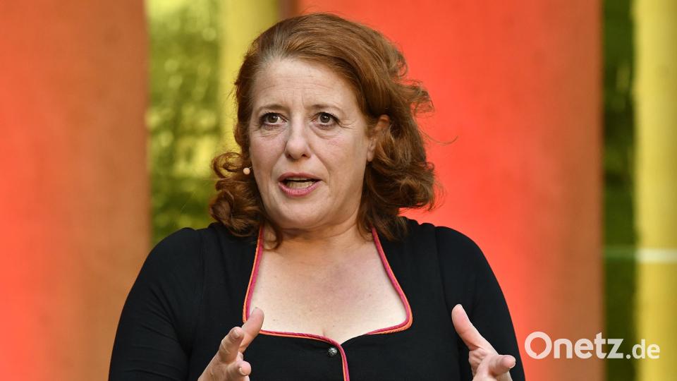 Luise Kinseher schlüpfte auf der Freilichtbühne auf dem Frohnberg in etliche Rollen und die Kabarettistin zeigte sich in jeder davon in Bestform. Bild: Petra Hartl