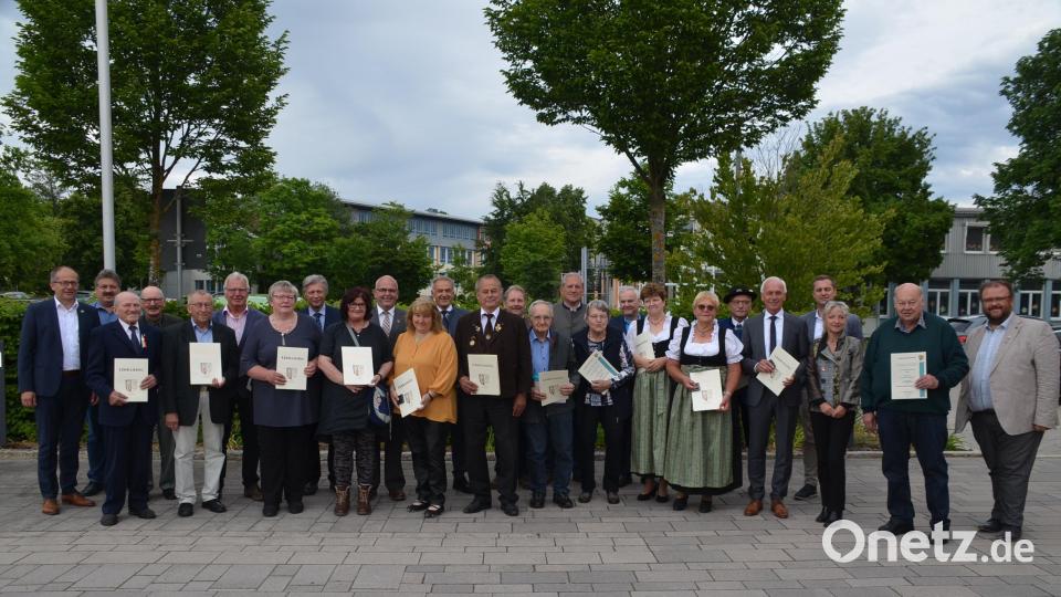 15 Bürgerinnen und Bürger erhielten die Johann-Andreas-Schmeller-Medaille in Silber. Dazu gratulierten Landrat Roland Grillmeier und die Vertreter der Heimatkommunen. Bild: ak