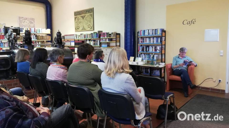 Die Autorin Christa Vogl bei ihrer Lesung in der Tirschenreuther Stadtbücherei. Bild: Stadt Tirschenreuth/exb