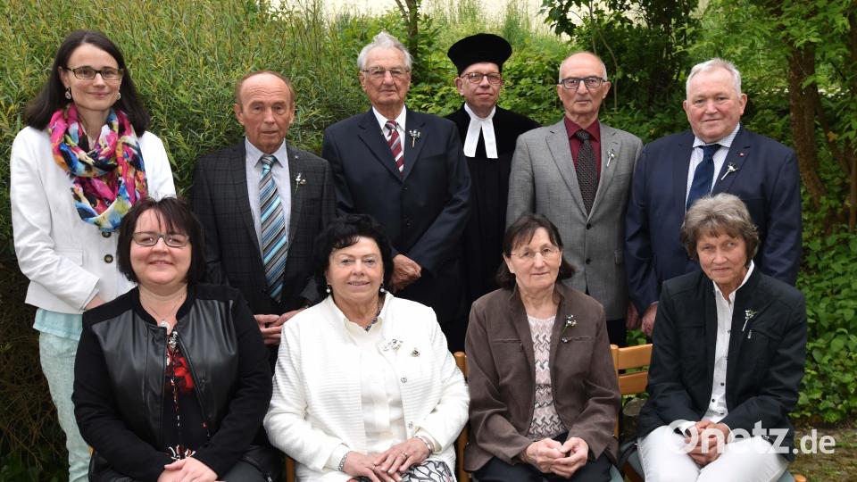 Hans Maul (stehend, Dritter von links) feierte das seltene Fest der Eichenkonfirmation. Mit im Bild sechs Diamantene Konfirmanden und zwei „Nachzügler“ der Silbernen Konfirmation. Bild: no