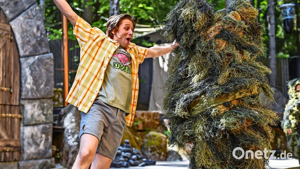 Elmar (Maurice Daniel Ernst) macht erste Bekanntschaft mit den furchteinflößenden Wald-Trollen. Bild: Florian Miedl