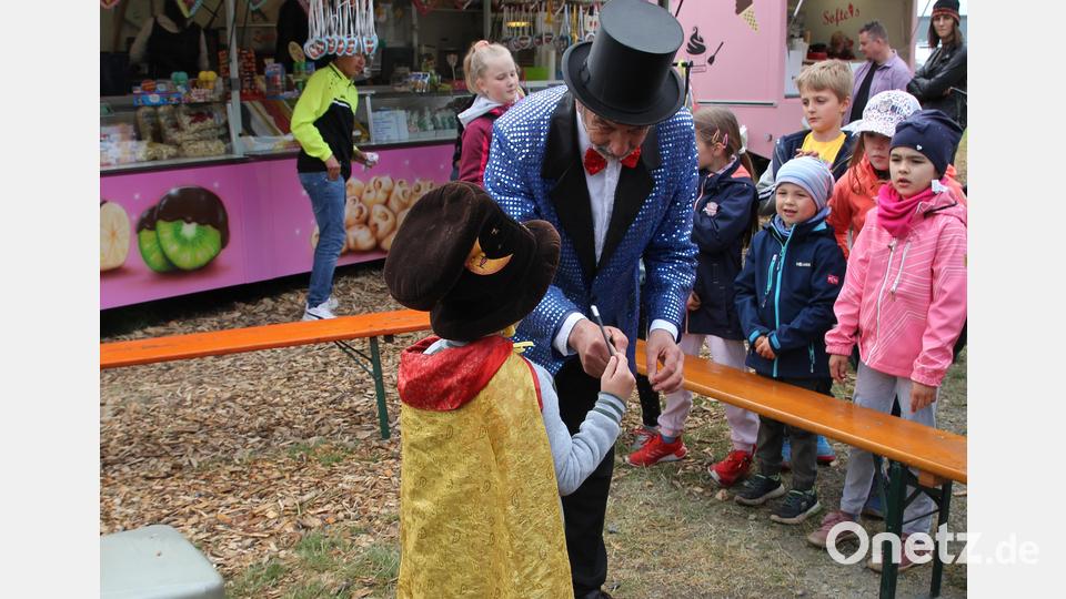 Mit viel Magie begeistert und fasziniert Zauberer Franz nicht nur die Kinder. Applaus war ihm bei jedem seiner Tricks sicher. Bild: fks