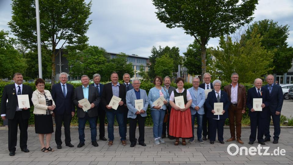 Über die Ehrennadel in Silber des Landkreises Tirschenreuth durften sich 12 Bürger und Bürgerinnen freuen. Bild: ak