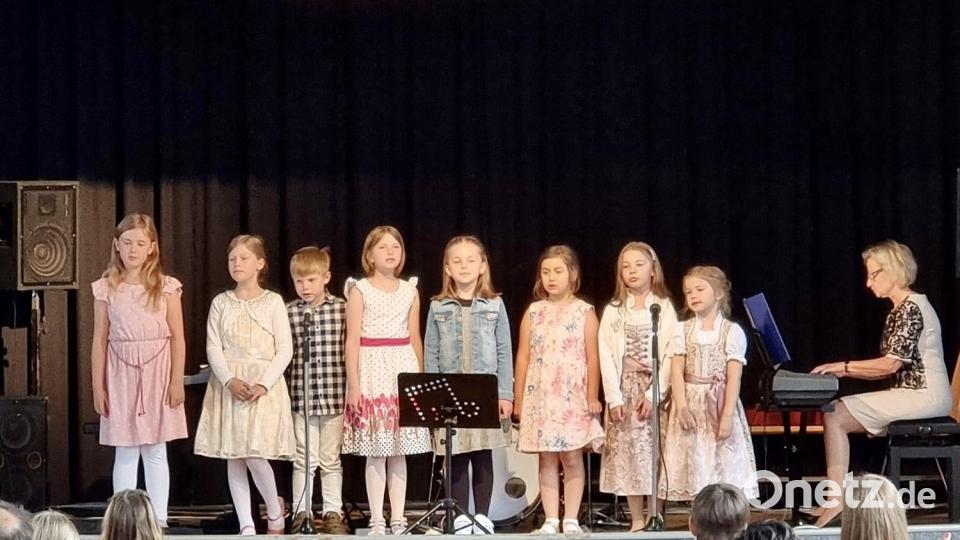 Einen duftigen Frühlingsstrauß aus Melodien und Liedern erleben zahlreiche Besucher beim Frühlingskonzert der Anton-Bruckner-Musikschule in Eslarn. Bild: Anton-Bruckner-Musikschule/exb