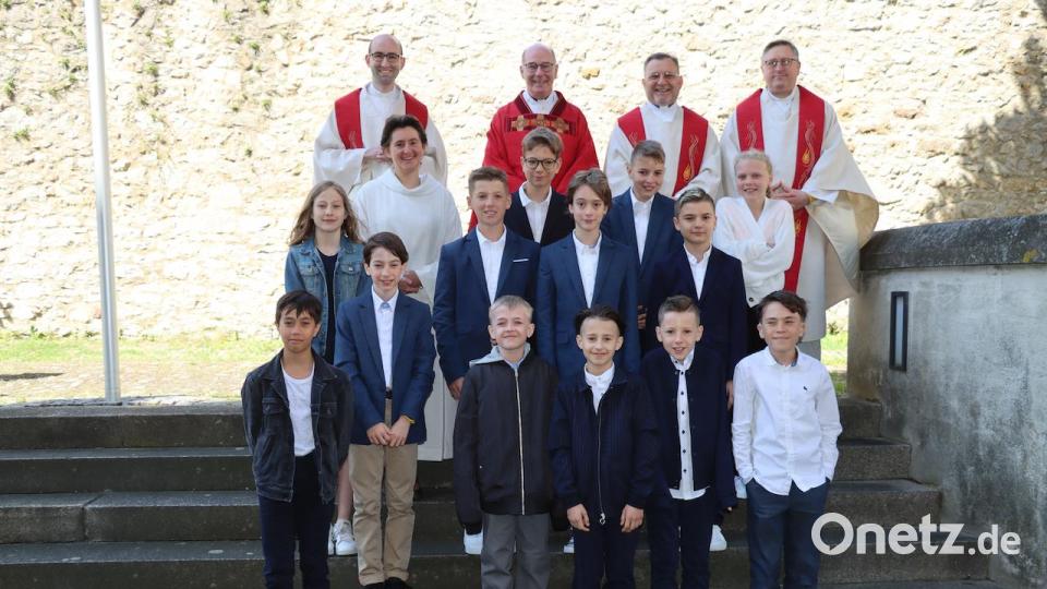 Dompropst Franz Frühmorgen (hinten, Zweiter von links) spendete in einer Festmesse mit Kaplan Florian Rein, Pfarrer Markus Brunner und Pater Stefan (hinten, von links) 13 jungen Christen aus St. Georg das Sakrament der Firmung. Gemeindereferentin Gabi Papp (zweite Reihe, hinten links) wirkte bei der Vorbereitung mit. Bild: ads