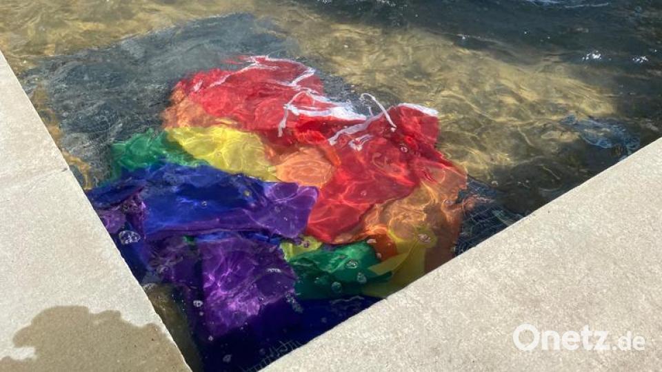 Vom Fahnenmast gerissen landet die Regenbogenfahne die auf dem Neustädter Stadtplatz wehte, im Brunnen vor dem Rathaus. Bild:  Stadt Neustadt/exb