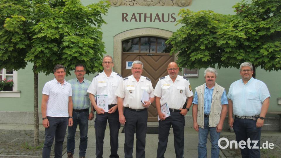 Tauschten sich über die Sicherheitslage im Schönseer Land aus: (von links) die Bürgermeister Gerald Reiter (Stadlern) und Manfred Dirscherl (Weiding), Norbert Ehebauer, Robert Feuerer und Armin Ismail von der PI Oberviechtach, Dritter Bürgermeister der Stadt Schönsee, Josef Fleißer, und der Geschäftsleiter der Stadt Schönsee, Matthias Jeitner. Bild: Polizei Oberviechtach/exb