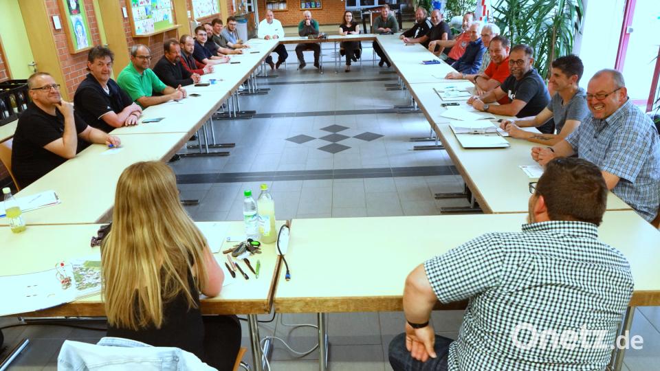 Ein paar Details sind noch zu klären. Der Rahmen für ein tolles Bürgerfest steht. Die Vereine stehen aktiv hinter ihm. Eine letzte Besprechung fand in der Schulaula statt. Bild: bkr