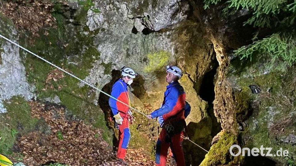 Mehrere Stunden lang waren die Bergwachten bei einer Höhlenrettung in der Nacht zum Sonntag im Einsatz. In der Bismarckgrotte, die auf Hirschbacher Gemeindegebiet liegt, war ein 29-Jähriger verunglückt. Bild: Bergwacht, Maximilian Knab/exb
