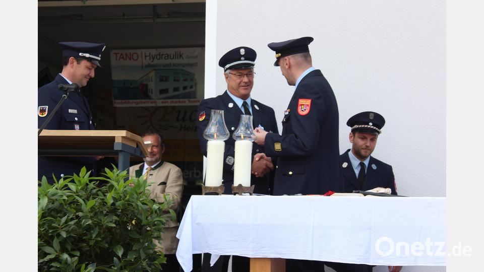 Kommandant Rudolf Scharf (Dritter von rechts) wurde geehrt. Bild: Nadine Ibler/exb