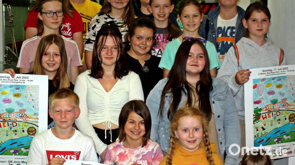 Für 20 Kinder gibt es Preise im Malwettbewerb Kinderbürgerfest. Maxim Maul (vorne, links) und Lena Wirz (Zweite Reihe, Zweite von rechts) malten das Siegerplakat. Bild: R. Kreuzer