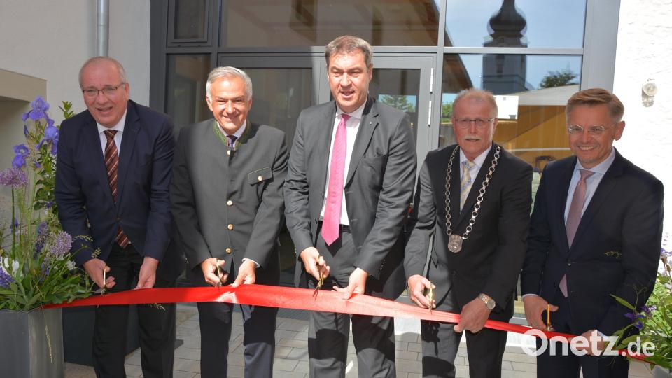 Mit dem Durchschneiden eines Bandes wurde das Informations- und Begegnungszentrum Schafferhof in Konnersreuth offiziell eröffnet. Mit dabei waren am Freitagvormittag (von links) Bezirkstagspräsident Franz Löffler, Landrat Roland Grillmeier, Ministerpräsident Markus Söder, Bürgermeister Max Bindl und MdL Tobias Reiß. Bild: jr