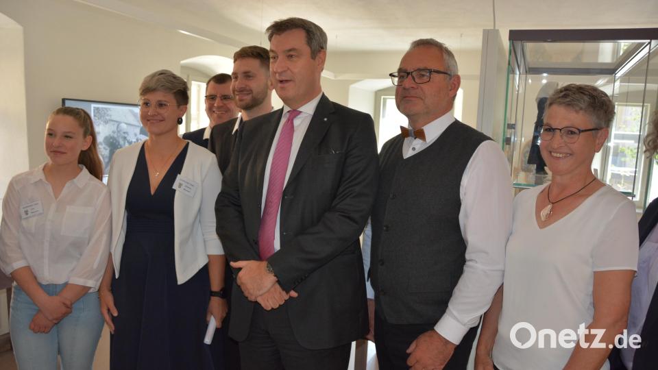 Ministerpräsident Markus Söder (Mitte) war beim Rundgang stets von Menschen umringt. Bild: jr