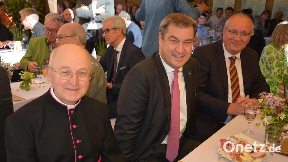 Ministerpräsident Markus Söder (Mitte) mit Monsignore Georg Schwager (links) und Bezirkstagspräsident Franz Löffler. Bild: jr